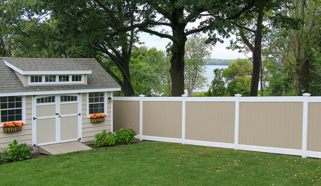 tan and white vinyl fence